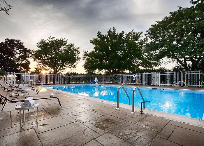 Western Chicago Hotel Hillside