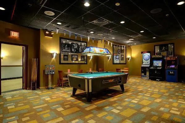 Western Chicago 3* Hillside
